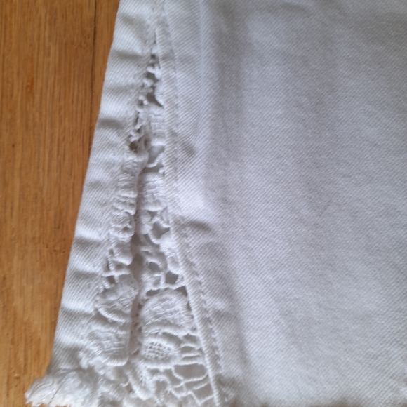 Hollister Distressed Crop Jeans in White - Picture 3 of 9